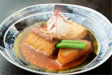 出汁がしみ込んだ厚揚げと魚が食欲をそそる煮付け料理。