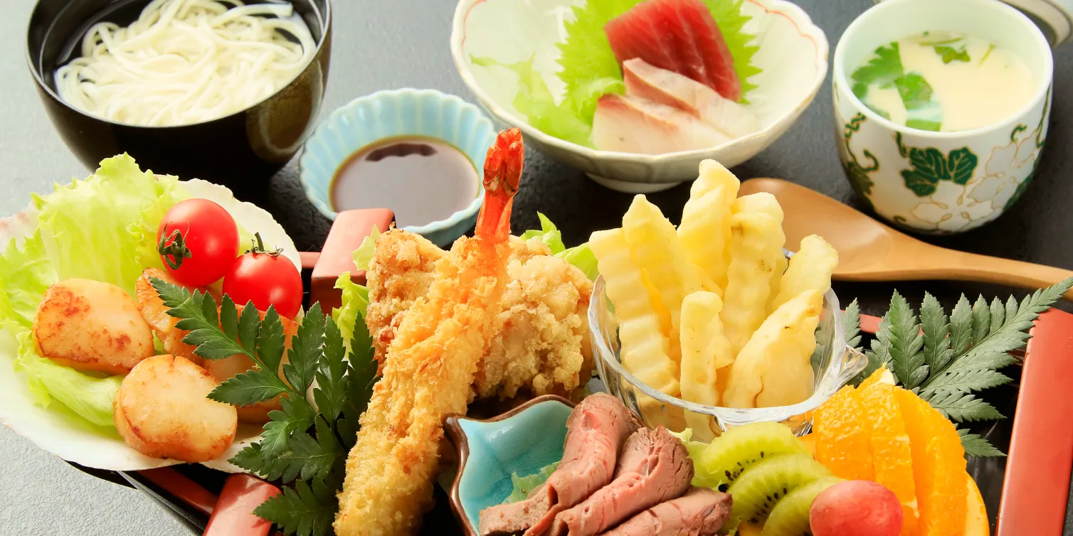 天ぷらや刺身を中心に盛り付けられた宝来館の夕食。