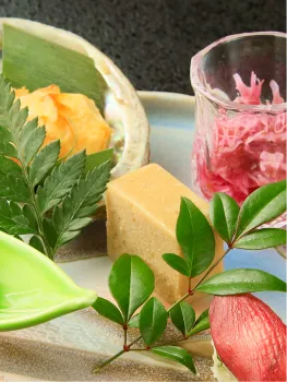 和食の前菜。緑の葉が添えられ、見た目も美しい一品。