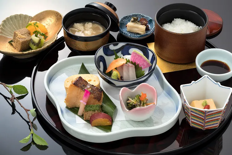 季節の食材を活かした和食ランチ。焼き魚やだし巻き卵、刺身、小鉢、味噌汁、ご飯、デザートが揃う上品な会席風の一膳。