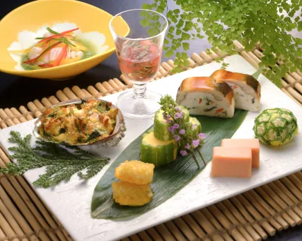 彩り豊かな前菜、魚料理、肉料理、デザートなどが白い皿に並べられている。