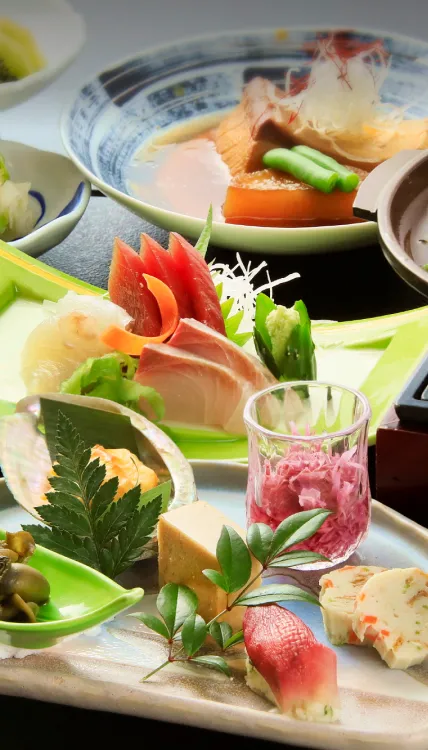 刺身、煮物、焼き物など、三陸の海の幸を味わえる会席料理
