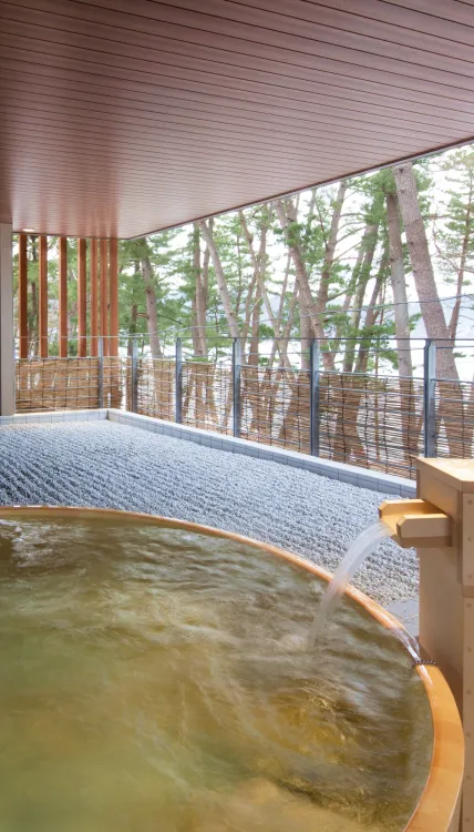 木製の浴槽が木のぬくもりを感じさせる露天風呂