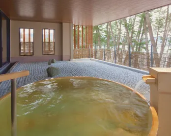 大浴場から眺める、根浜海岸の白砂青松と大槌湾の絶景。自然に囲まれた開放感あふれる温泉です。