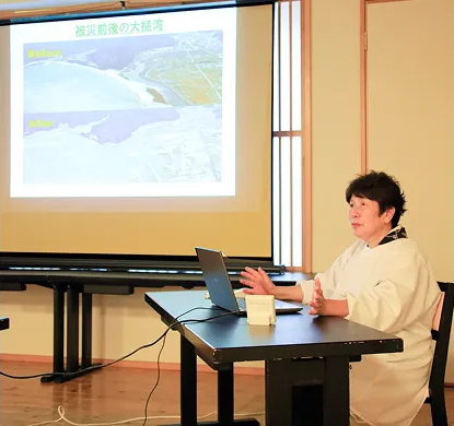 震災の語り部会で岩崎昭子が当時の体験談を語る様子。