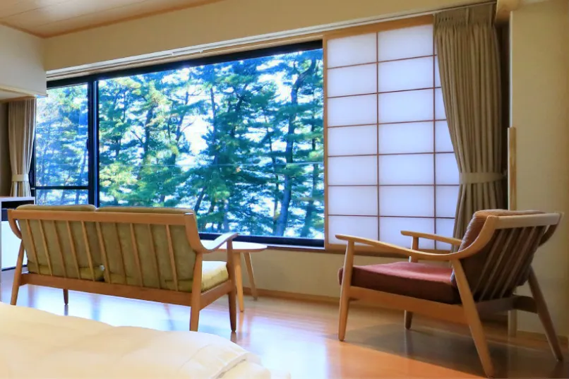 広々とした窓から差し込む陽光が美しい、木の温もりが感じられる和室。