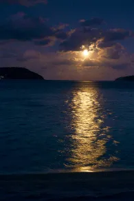 満月が輝く夜の海