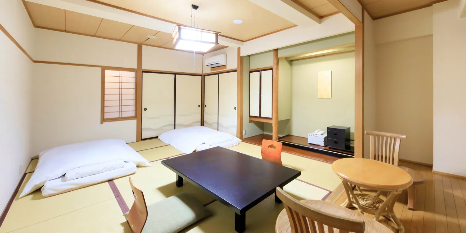 木の温もりあふれる畳敷きの部屋で、布団2つが用意されています。